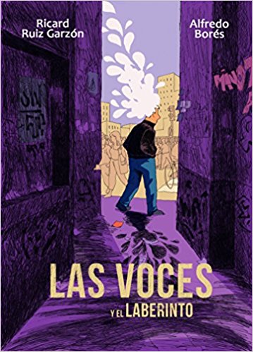 Una persona está de pie en un callejón morado con pintadas, frente a una multitud y edificios, con una nube sobre su cabeza. El título reza "Las Voces y el Laberinto". Autores: Ricard Ruiz Garzón, Alfredo Borés.